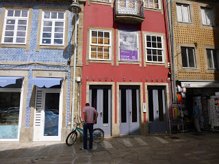 The red building is the Museu da Imagem - "Image Museum" - (a photography museum), where Carla tries to talk Paulo into going to the police to tell what he knows.